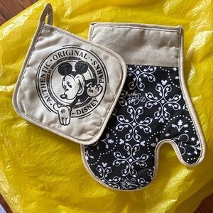 Authentic Original Disney Parks Pot Holder and Oven Mitt